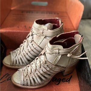 NWOT Freebirds Wazee Sandals